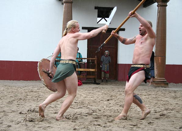 [IMAGE:http://www.robcroes.nl/wandeling/romeinsespelen/images/gladiator-28-2-gevecht.jpg]