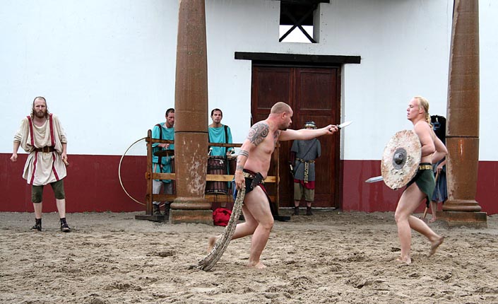 [IMAGE:http://www.robcroes.nl/wandeling/romeinsespelen/images/gladiator-56-2-gevecht.jpg]